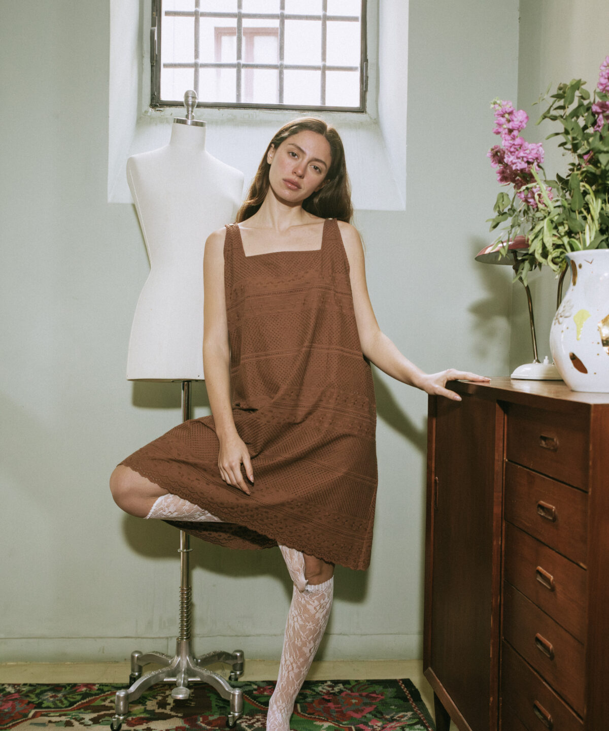 Abito Roma Anni 60 Macramè Marrone. Nella foto la versione Longuette. La modella è alta 170 cm