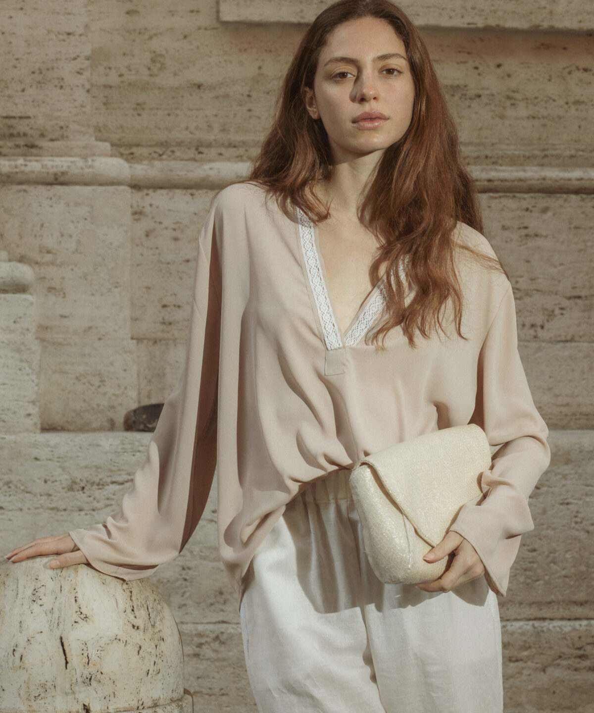 Camicia da donna color cipria in viscosa con merletto bianco sulla scollatura